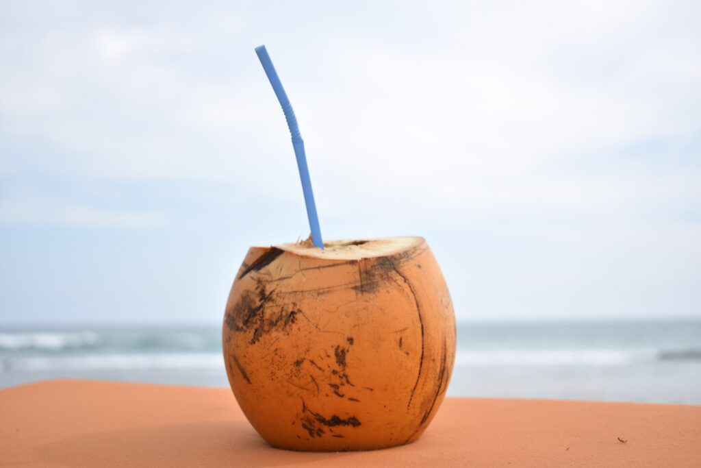 ¿Por dónde le entra el agua al coco? 2 Coco abierto con agua en su interior sobre una palma de coco
