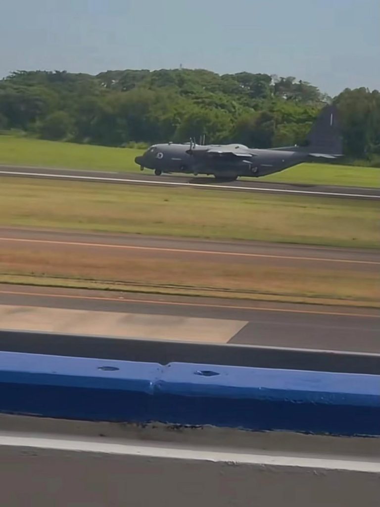 Vehículos militares de El Salvador llegan a RD para ser trasladados a Haití