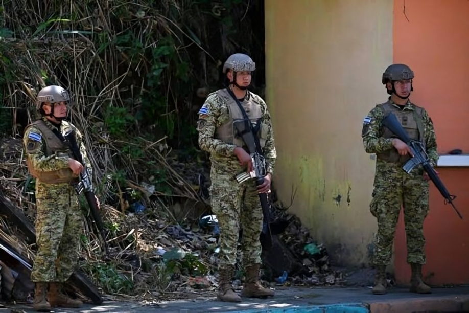 Soldados salvadoreños sorprenden con su primer patrullaje en Haití