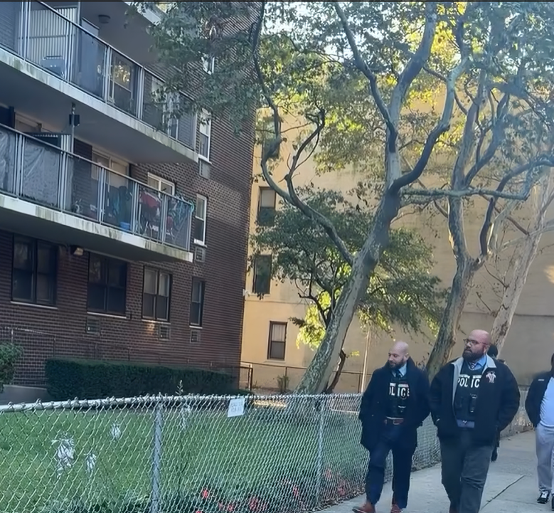 Madre e hijo dominicanos son hallados frente a un edificio en el Bronx