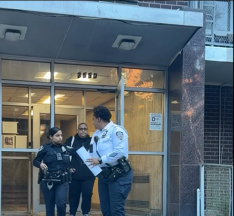 Madre e hijo dominicanos son hallados frente a un edificio en el Bronx
