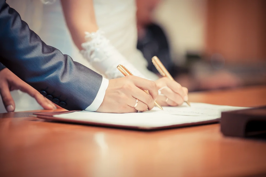 HSI pone bajo la lupa a dominicana y estadounidense por sospechoso matrimonio 1 HSI pone bajo la lupa a dominicana y estadounidense por sospechoso matrimonio