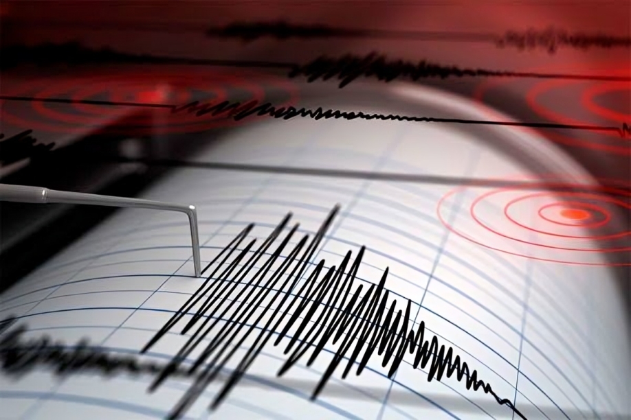 Un fuerte movimiento sorprende cerca de la costa de Indonesia