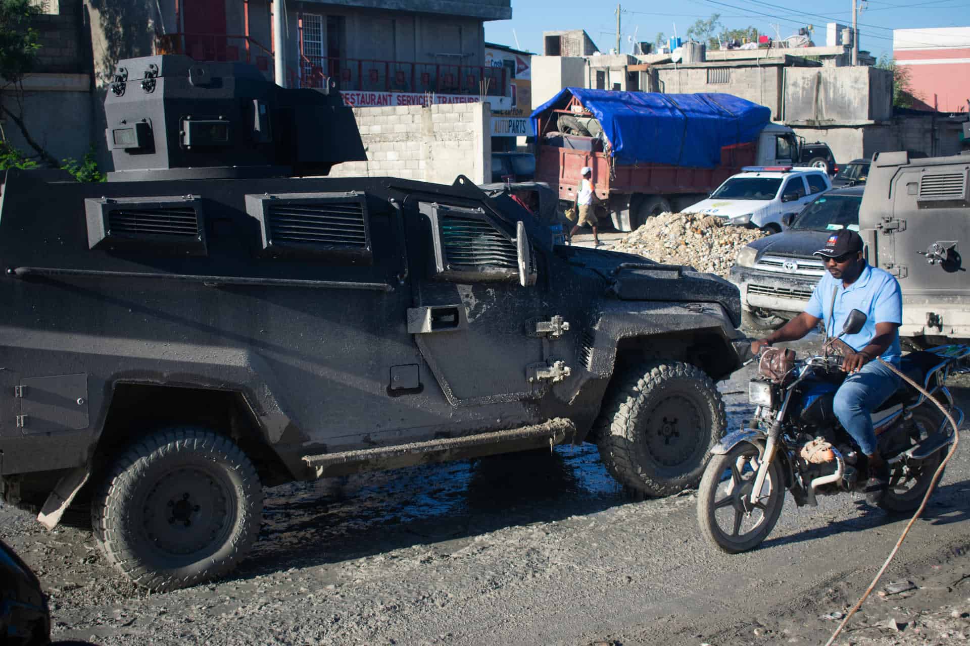 Soldados salvadoreños sorprenden con su primer patrullaje en Haití