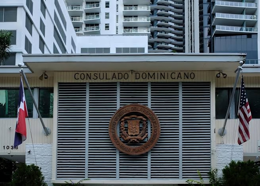 Dominicana vuelve al país tras 26 años y vive emotivo reencuentro