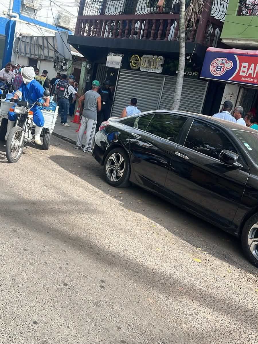 Ramón Tolentino llega a joyería de Villa Juana y cuestiona lo ocurrido