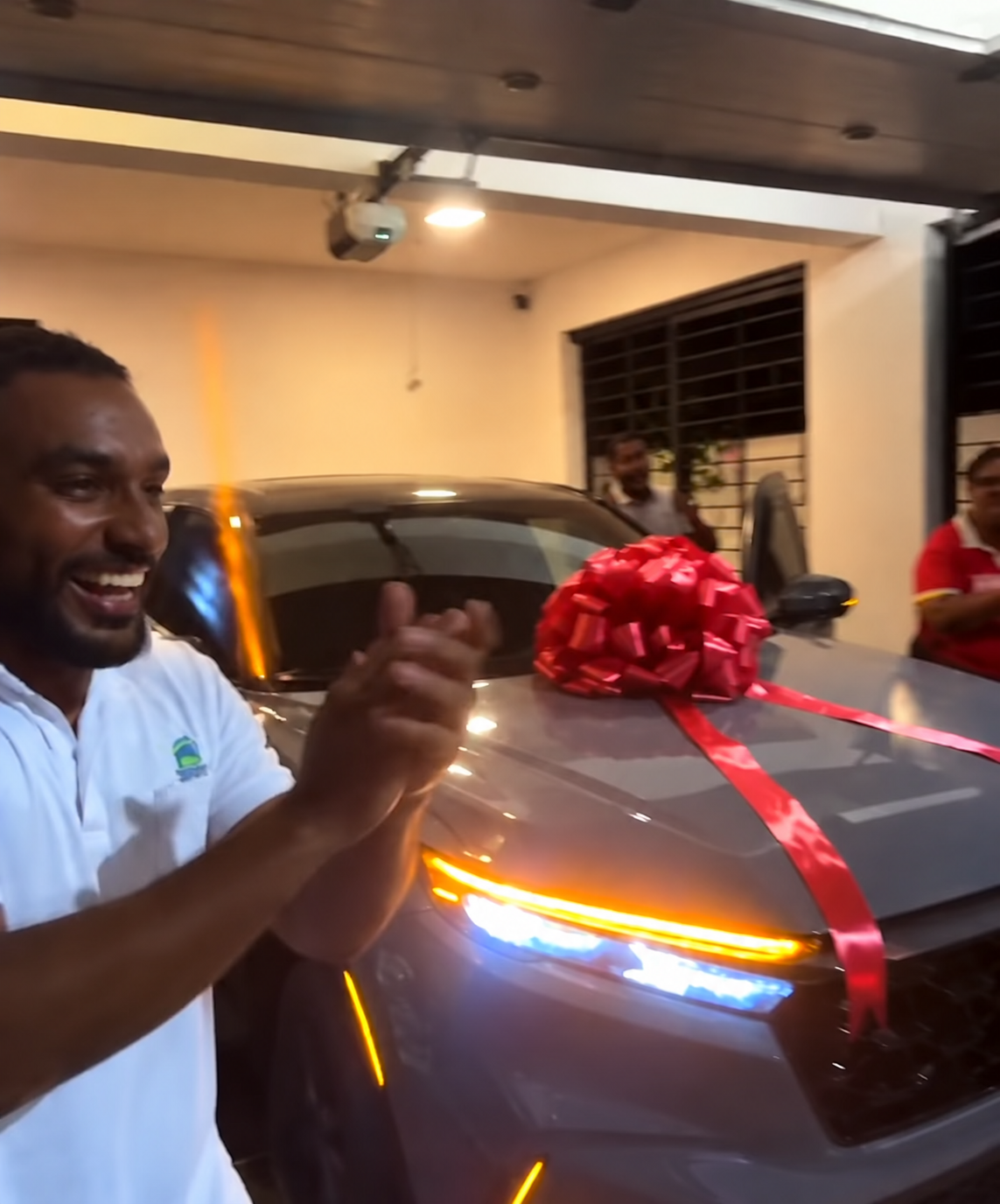 Christopher Sánchez sorprende con inesperado regalo a quien lo firmó