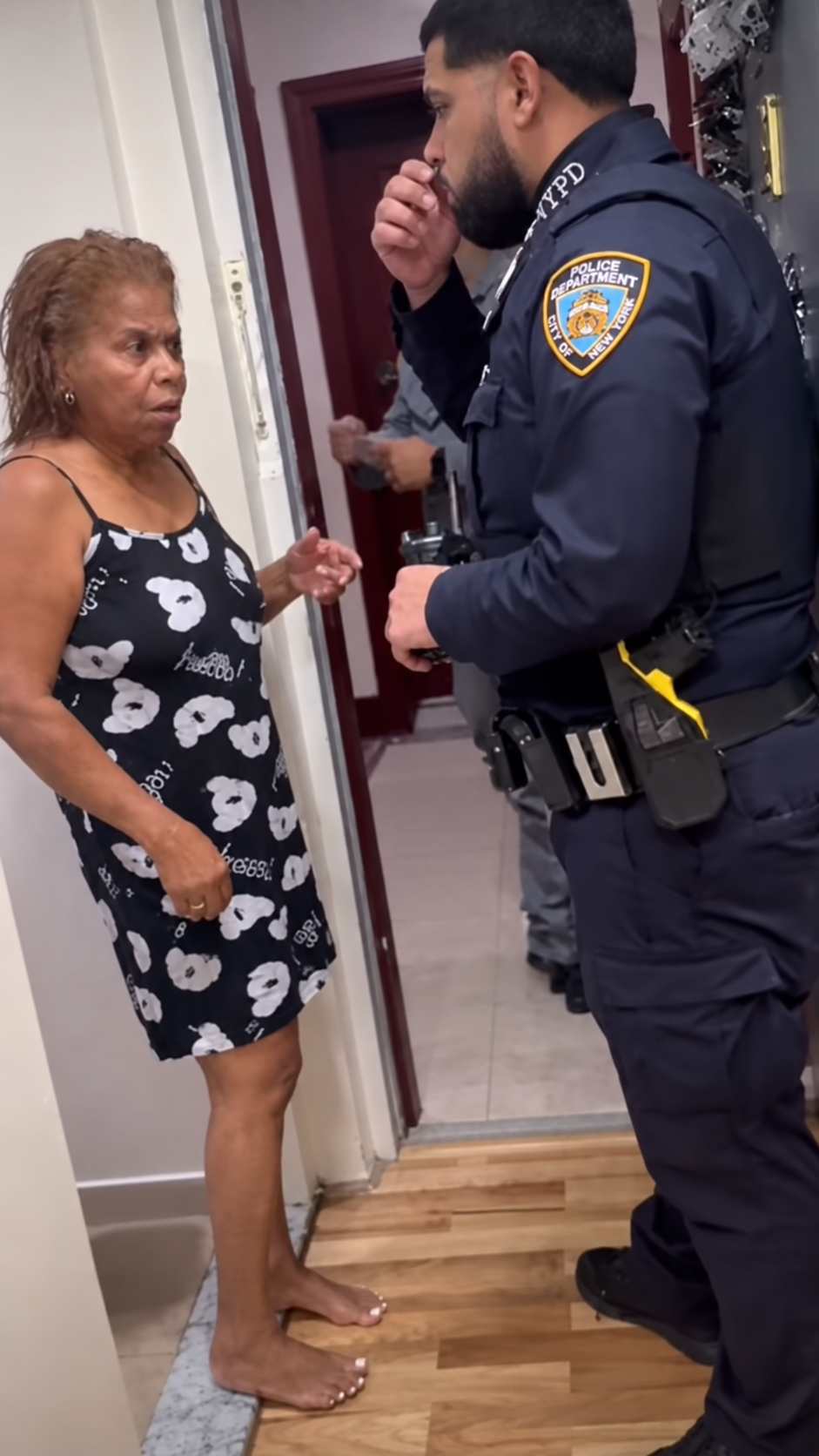 Más de 10 agentes irrumpen en apartamento buscando a dominicanos 1 Más de 10 agentes irrumpen en apartamento buscando a dominicanos