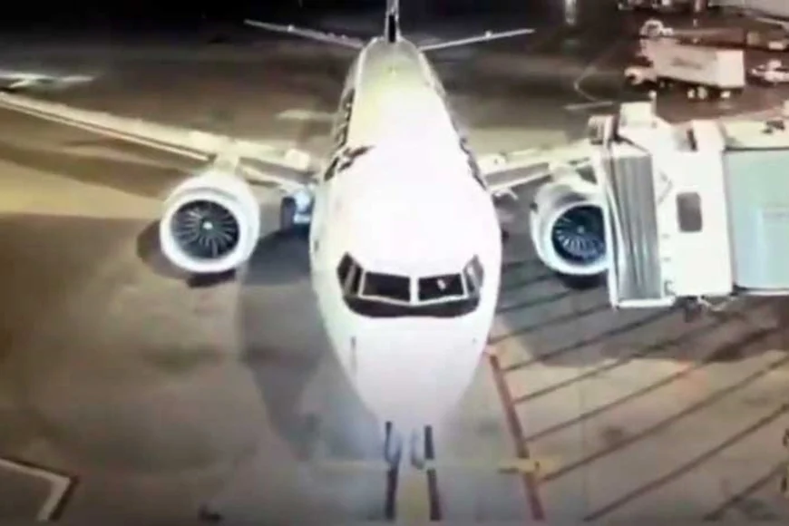 Boeing impacta contra un camión en aeropuerto de Canadá