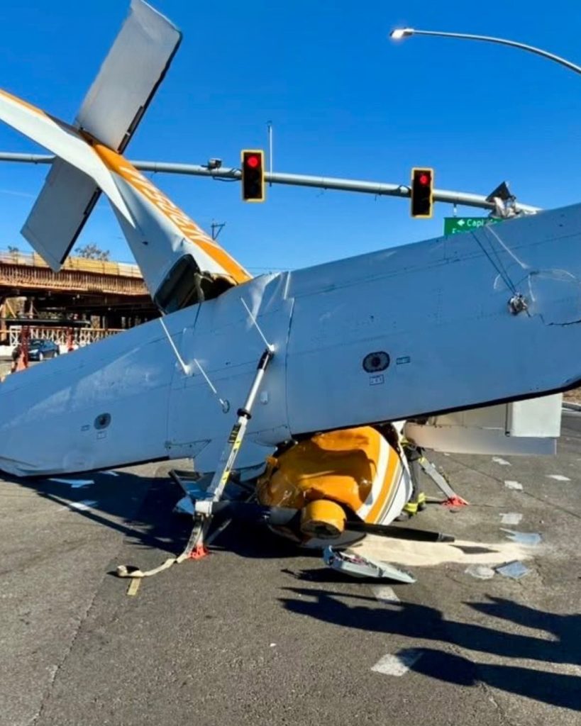 Avioneta cae en autopista de California con tres personas a bordo