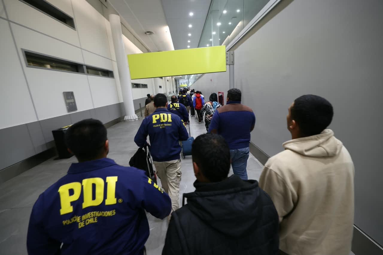 Chile expulsa a 11 dominicanos en un vuelo con 75 repatriados