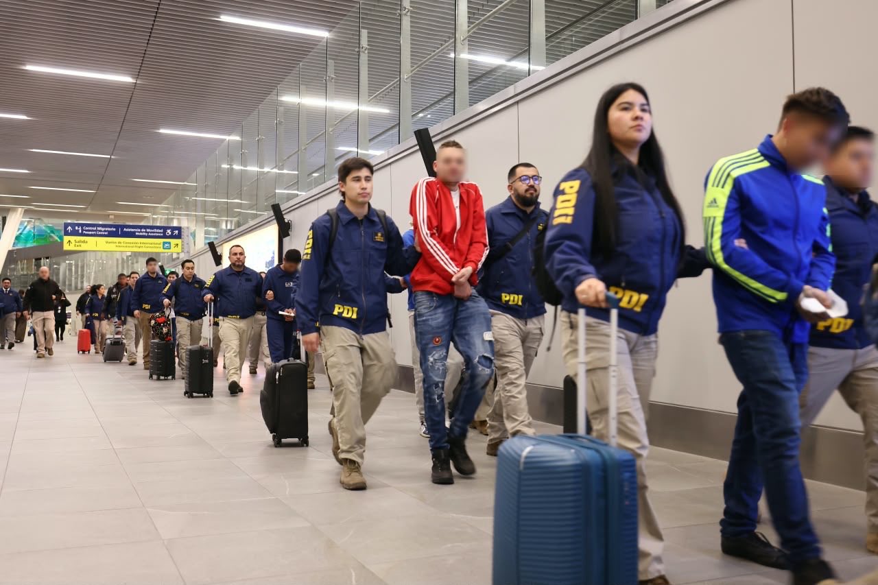 Chile expulsa a 11 dominicanos en un vuelo con 75 repatriados