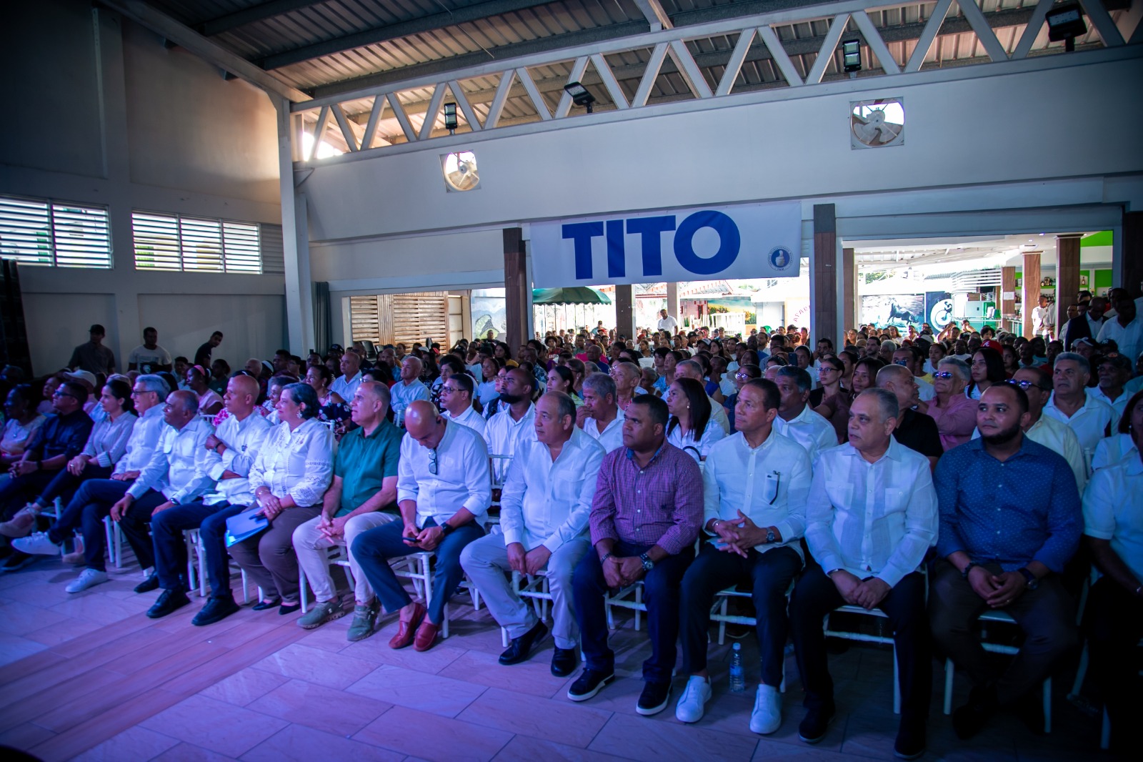 Tito Castillo reúne a más de mil dirigentes y destaca obras de Abinader