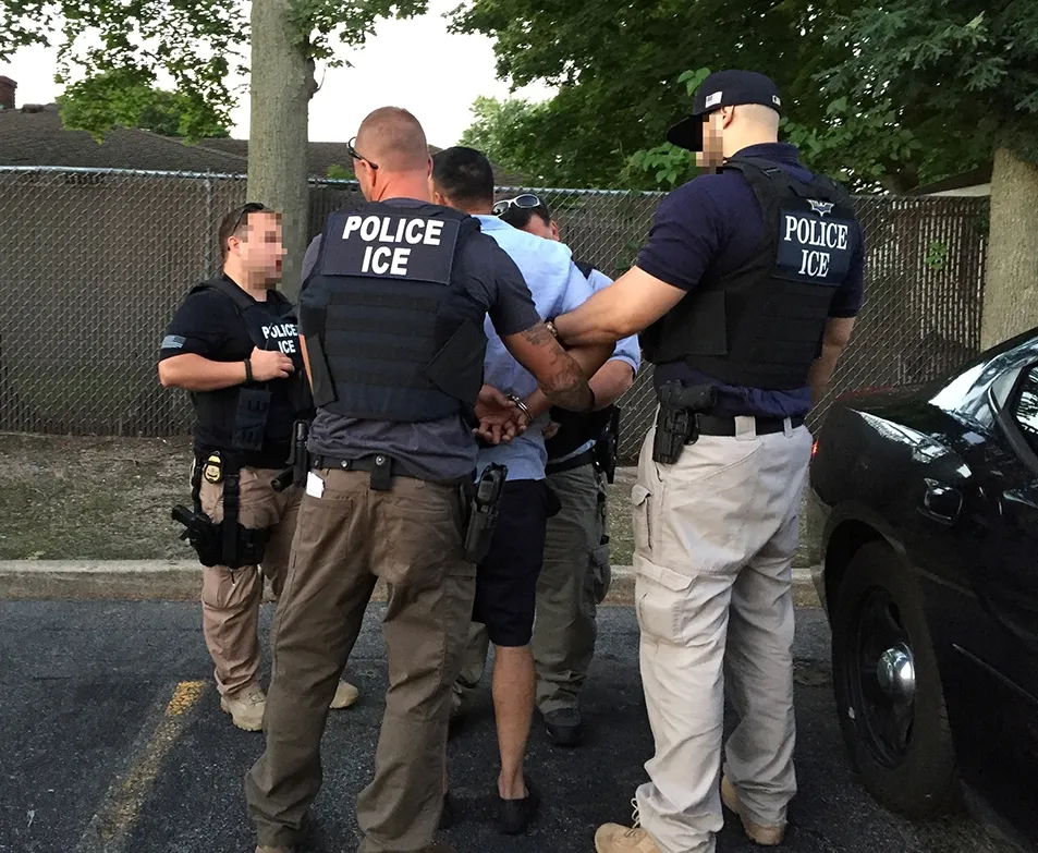 Qué hacer si ICE te detiene en tu vehículo: 5 claves importantes