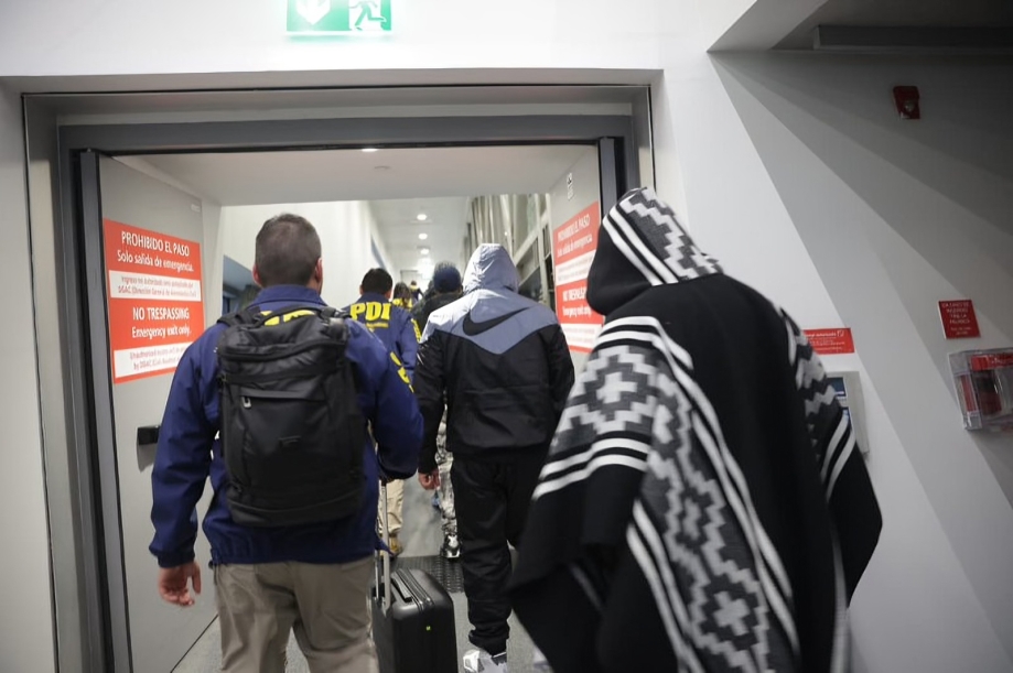 Chile expulsa a 11 dominicanos en un vuelo con 75 repatriados