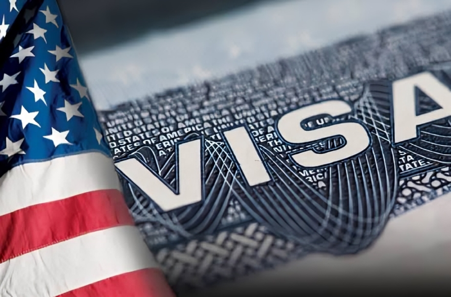 ¿Qué información ve el cónsul en su computadora durante la entrevista de visa americana?