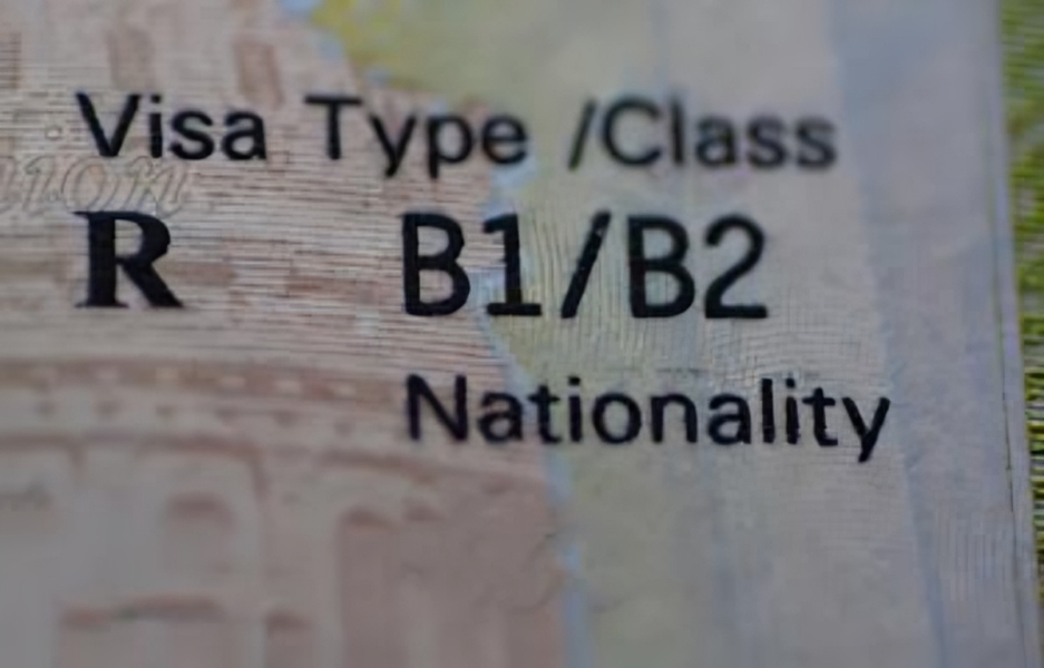 ¿Qué información ve el cónsul en su computadora durante la entrevista de visa americana?