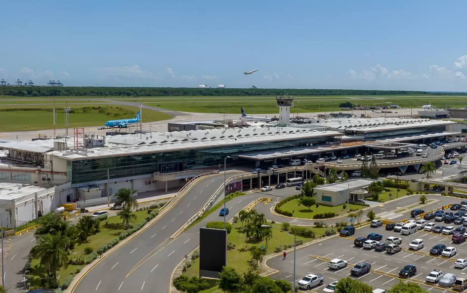 Avión procedente de El Salvador llega de madrugada a Las Américas 2 Avión procedente de El Salvador llega de madrugada a Las Américas