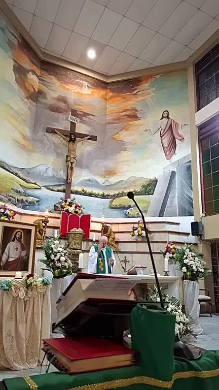 Una cruz cae sobre un sacerdote durante misa en Ecuador