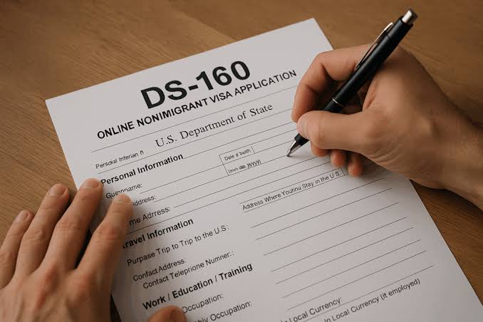 ¿Qué información ve el cónsul en su computadora durante la entrevista de visa americana?