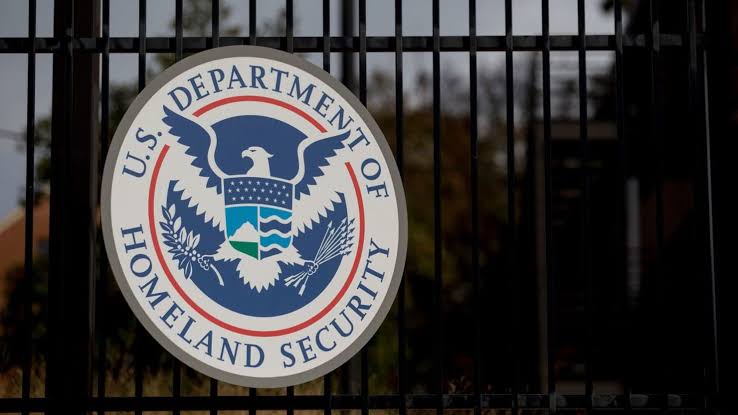 Buscan a inmigrante tras quedar en libertad luego de arresto en NY