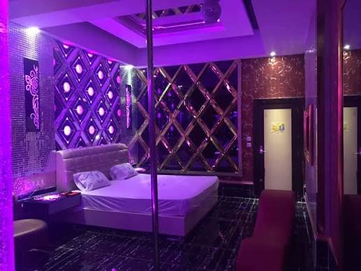 Hombre denuncia que tres mujeres le quitaron dinero en una cabaña