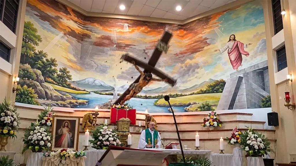 Una cruz cae sobre un sacerdote durante misa en Ecuador