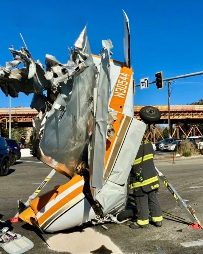 Avioneta cae en autopista de California con tres personas a bordo